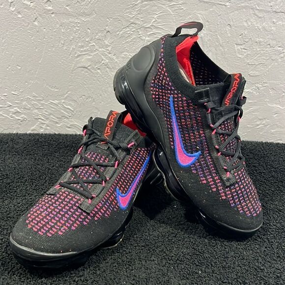 🔥🔥 NIKE Air Vapormax FLYKNIT 2021 Black/Pink/Blue Women Sz 8.5 - PERFECT - Picture 1 of 12